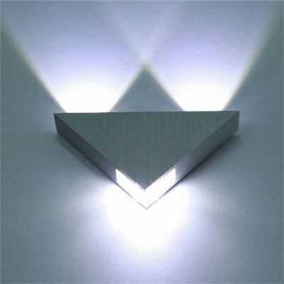 Applique murale aluminium en forme de triangle