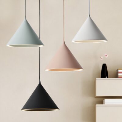 Lampe pyramide suspendue en aluminium colorée
