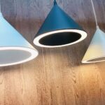 Lampe pyramide suspendue en aluminium colorée