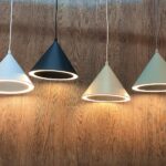 Lampe pyramide suspendue en aluminium colorée