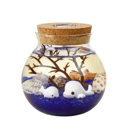 Lampe LED bleu dans un bocal avec deux petites baleines, un petit arbre et des coquillages
