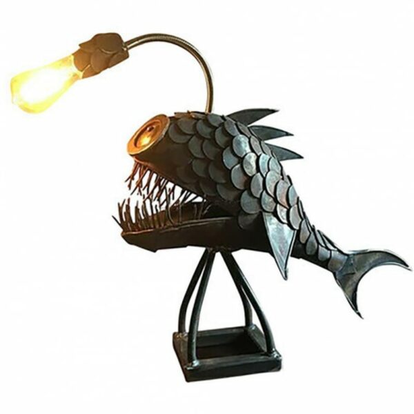 Lampe de bureau en métal en forme de poisson-lanterne sur un pied d'estale