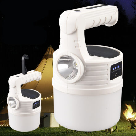 Deux lampes tempête blanches, une petite et une grande. De forme cylindrique, en fond un paysage nocturne avec une tente beige.