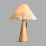 Une lampe de chevet avec un pied en bois en forme de cône, un abat-jour plissé beige sur fond gris.