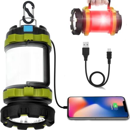 Une lampe tempête verte et noir reliée à un téléphone par un câble noir. Sur la droite, un câble noir enroulé, et la même lampe torche en éclairage rouge.
