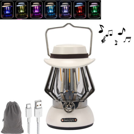 Une lampe tempête écrue avec des notes de musique qui en sortent sur la droite, en haut à gauche les différentes couleurs d'ampoules, bleu, jaune, violet, bleu clair, gris, rouge et vert. Dans le coin en bas à gauche un pochon en tissu gris et deux embouts de câbles de branchement blanc. Sur fond blanc.