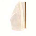 Lampe art déco en forme de page de livre jaune. Sur fond blanc.