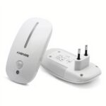 Deux veilleuses blanches en forme de souris d'ordinateur à brancher dans la prise. Une debout de face et une autre derrière couchée montrant le plug de la prise EU. Sur fond blanc.