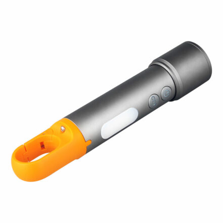 Une lampe torche grise avec un crochet orange sur fond blanc.