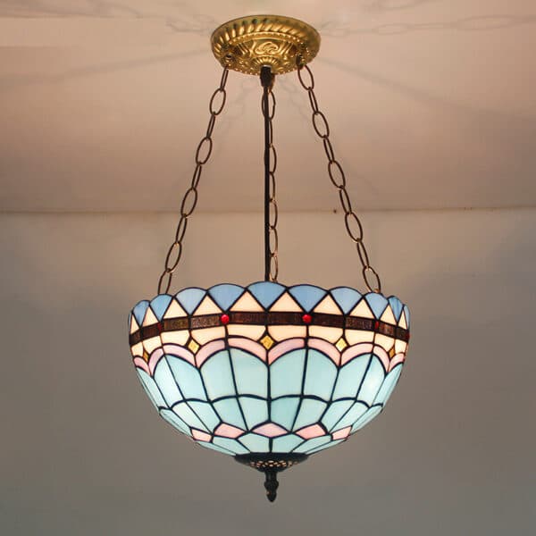 Lampe style Tiffany avec plusieurs nuances de bleu, suspendue au plafond par des chainettes en métal