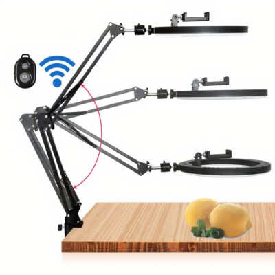 Anneau d'éclairage LED avec bras long réglable positionné au dessus d'un support en bois avec 2 citrons dessus en guise d'illustration, le bras réglable montre 4 positions différentes, ainsi que le logo bluetooth pour stipuler qu'il est inclus, il est présenté sur fond blanc