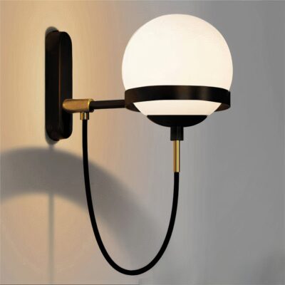 Lampe murale industrielle moderne en forme de boule de verre opaque blanc, l'armature est noir et installée sur un mur blanc