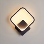 lampe murale carré noir LED design, installée sur un mur blanc