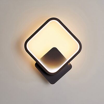 lampe murale carré noir LED design, installée sur un mur blanc