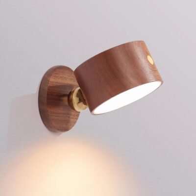 lampe murale de chevet marron en bois est accrochée à un mur blanc et est allumée