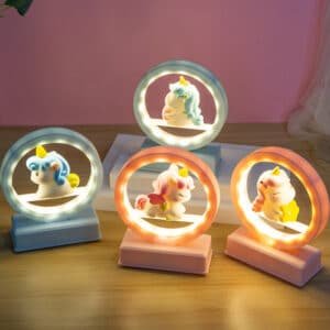 Quatre lampes de chevet ronde en LED avec une mini licorne à l'intérieur du cercle , deux sont roses et deux sont roses