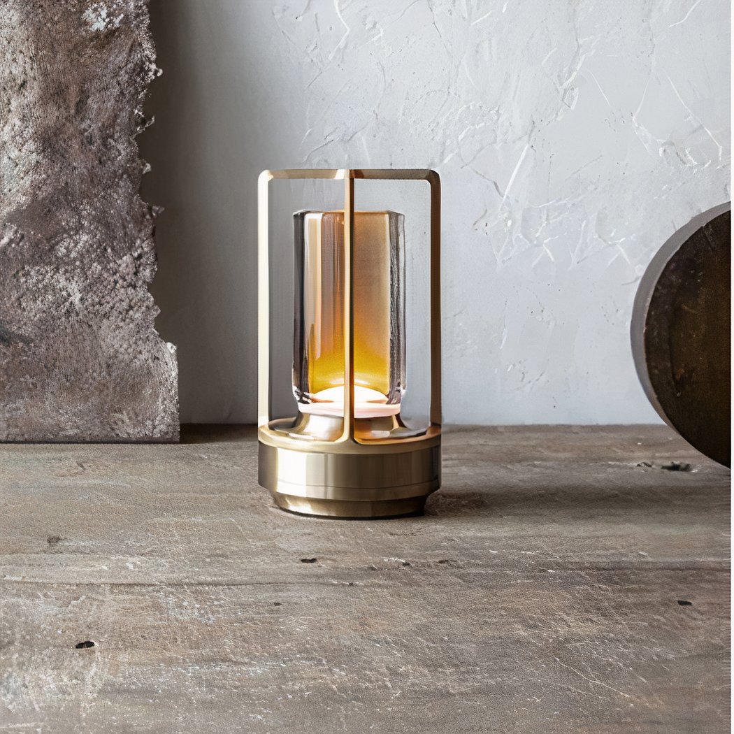 27452-xsvq8d.jpg Lampe industrielle nordique en aluminium posée sur une table en bois.