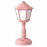 Lampe rose de table en forme de mini lampadaire ancien présenté sur fond blanc