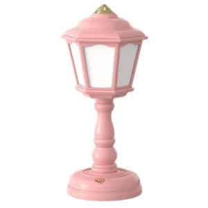 Lampe rose de table en forme de mini lampadaire ancien présenté sur fond blanc