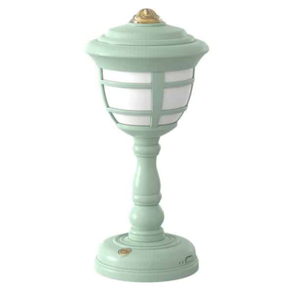 Lampe verte de table en forme de mini lampadaire ancien oval présenté sur fond blanc