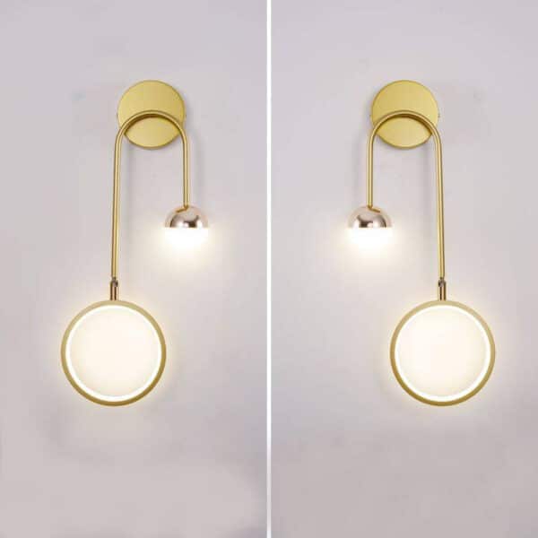 2 lampes murales du même modèle, un gauche et un droit, de couleur dorée design et minimaliste