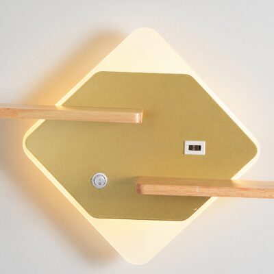 lampe murale design carrée dorée avec de petites étagères intégrées , installée sur un mur beige