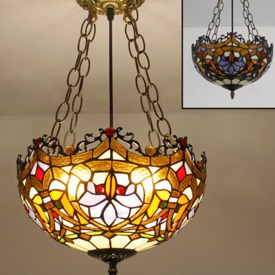 Lampe style Tiffany dans les tons dorés , suspendue à une chainettes en métal, elle est allumé et dans l'angle supérieur droit, le modèle est présenté éteint dans une photo miniature
