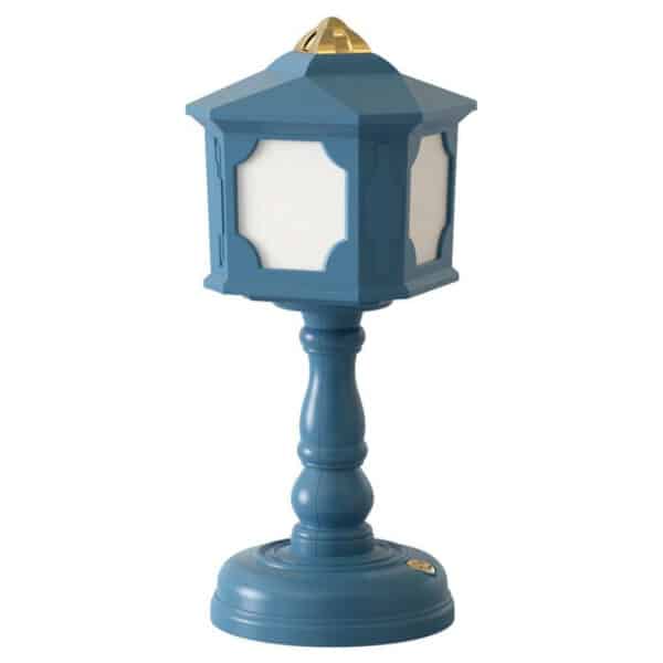 Lampe bleue de table en forme de mini lampadaire ancien présenté sur fond blanc