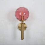 lampe murale LED au design nordique moderne rose installée sur un mur blanc