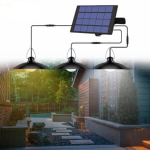 Lampe solaire étanche avec panneau solaire avec 3 lampes présentée avec en fond un jardin