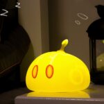 Lampe veilleuse LED en Silicone rechargeable par USB présenté allumé il est jaune