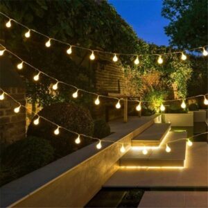 Guirlande lumineuse LED pour extérieur installé au-dessus d'un salon de jardin