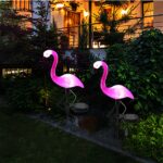 Lampe LED solaire en forme de flamant rose qui s'illumine dans la pénombre de la nuit
