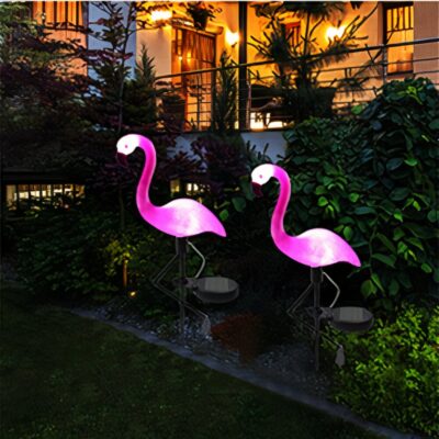 Lampe LED solaire en forme de flamant rose qui s'illumine dans la pénombre de la nuit