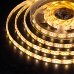 Guirlande lumineuse solaire à LED étanche pour décoration extérieure blanche présentée en partie enroulée et éclairée