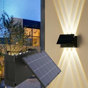 Applique murale solaire à LED pour le jardin présentée installée sur un mur extérieur et allumée