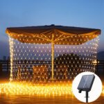 Guirlande en filet lumineuse LED solaire installé accroché à un parasol