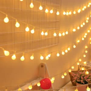 Guirlandes lumineuses à ampoules pour décoration intérieure installé par 4 fois le long d'un mur et éclairées