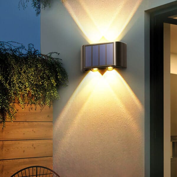 Lampe solaire pour façade présentée installée et allumée