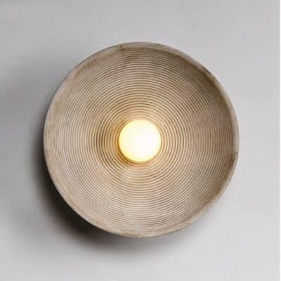 Lampe murale nordique rétro en bois sur mur gris
