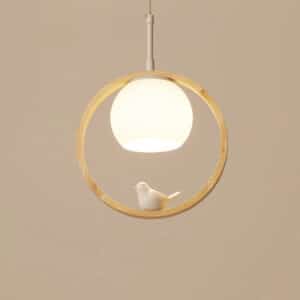 Lampe de salon suspendue en bois au design moderne sur fond beige