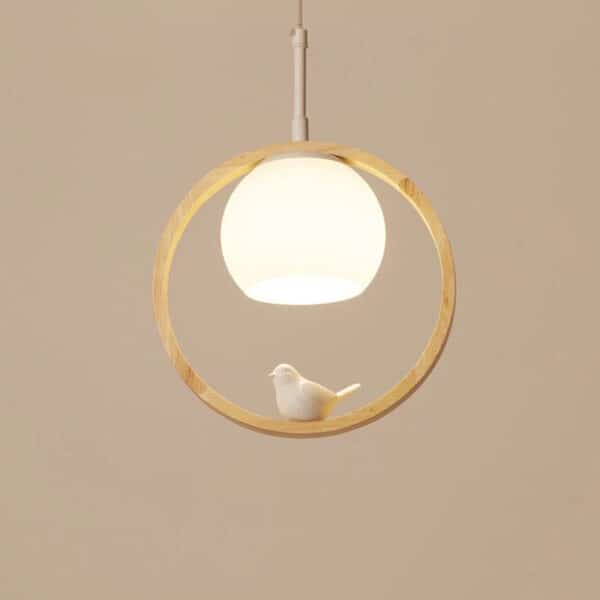 Lampe de salon suspendue en bois au design moderne sur fond beige