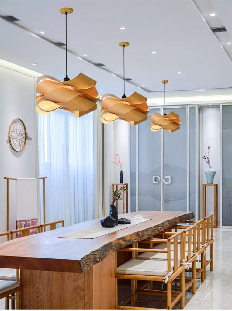 Lampe de salon LED suspendue en bois design moderne suspendues au dessus d'une table