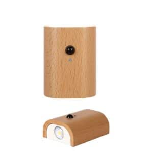 Lampe LED en bois avec détecteur de mouvement sur fond blanc