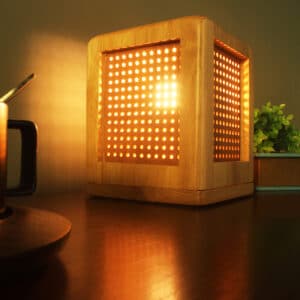 Lampe de chevet carrée et perforée en bois massif éclairée