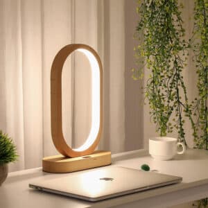 Lampe de chevet à intensité variable LED en bois présenté sur un bureau