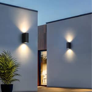 Lampe extérieure murale LED imperméable et rectangulaire présentée sur un mur extérieur