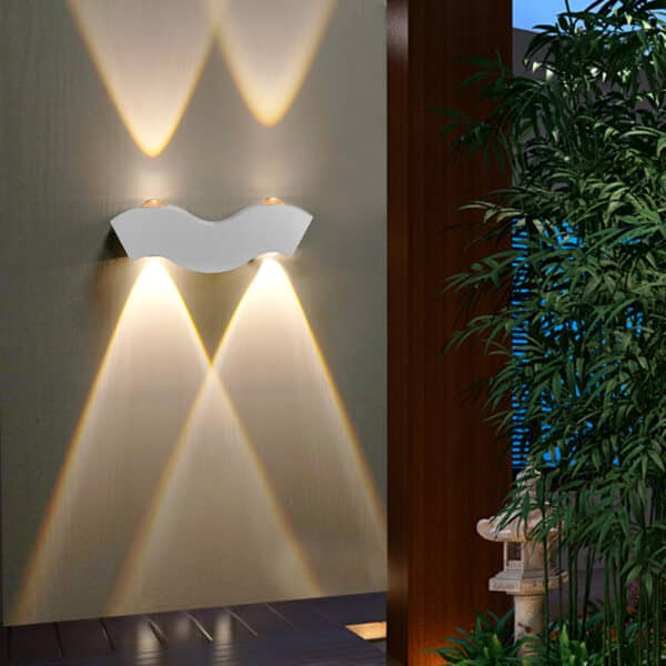 Lampe extérieure design murale LED ondulée présenté sur un mur extérieur