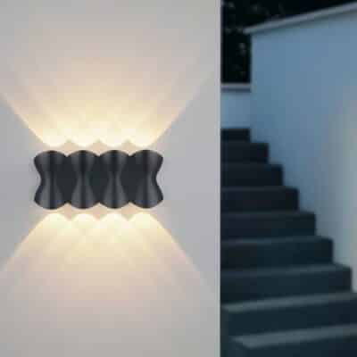 Lampe extérieure étanche originale présentée installée sur un mur de façade près d'un escalier noir