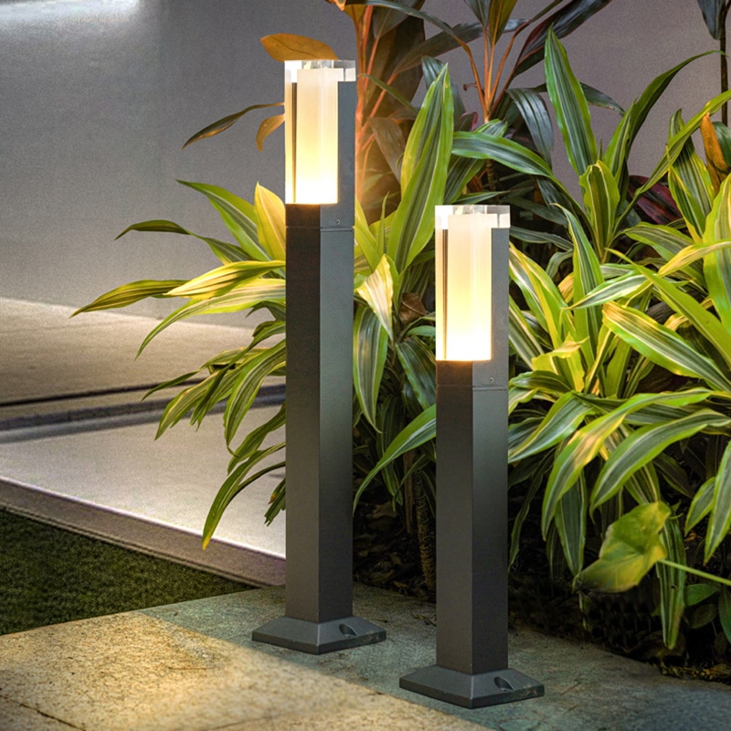 Lampe extérieure LED imperméable en aluminium fine et élégante présentée installée dans un jardin